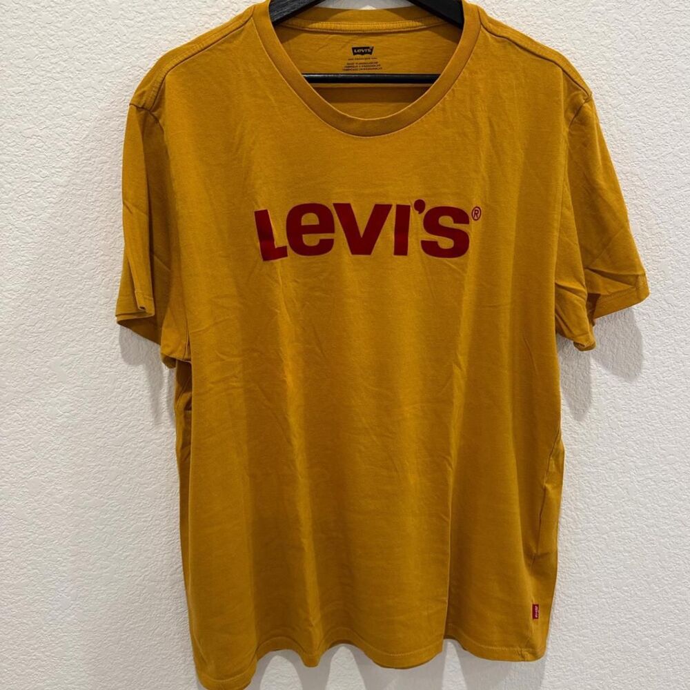 Levi-s Logo Men's Yellow and Gold Crewneck short Sleeves Basic T-shirt, size 2XL